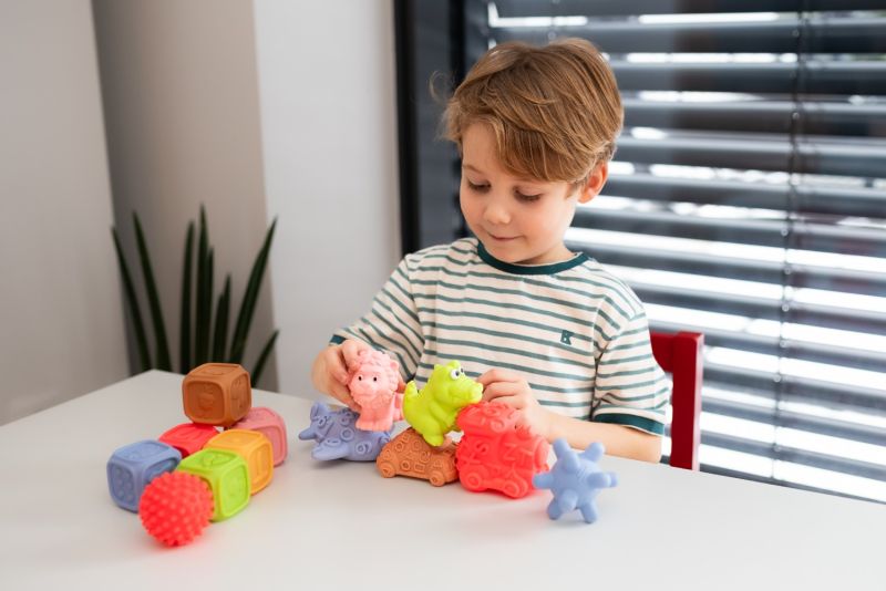 Zestaw zabawek sensorycznych z pojazdami 14 el.